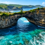 Pemandangan Tersembunyi Stone Balancing Di Nusa Penida