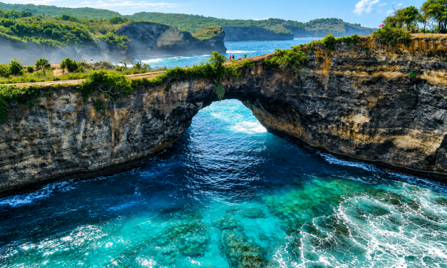 Pemandangan Tersembunyi Stone Balancing Di Nusa Penida